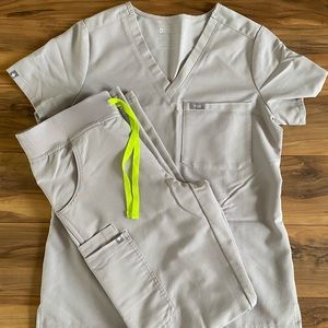 Gently used FIGS XS Catarina one pocket scrub top and XS Kade cargo pants